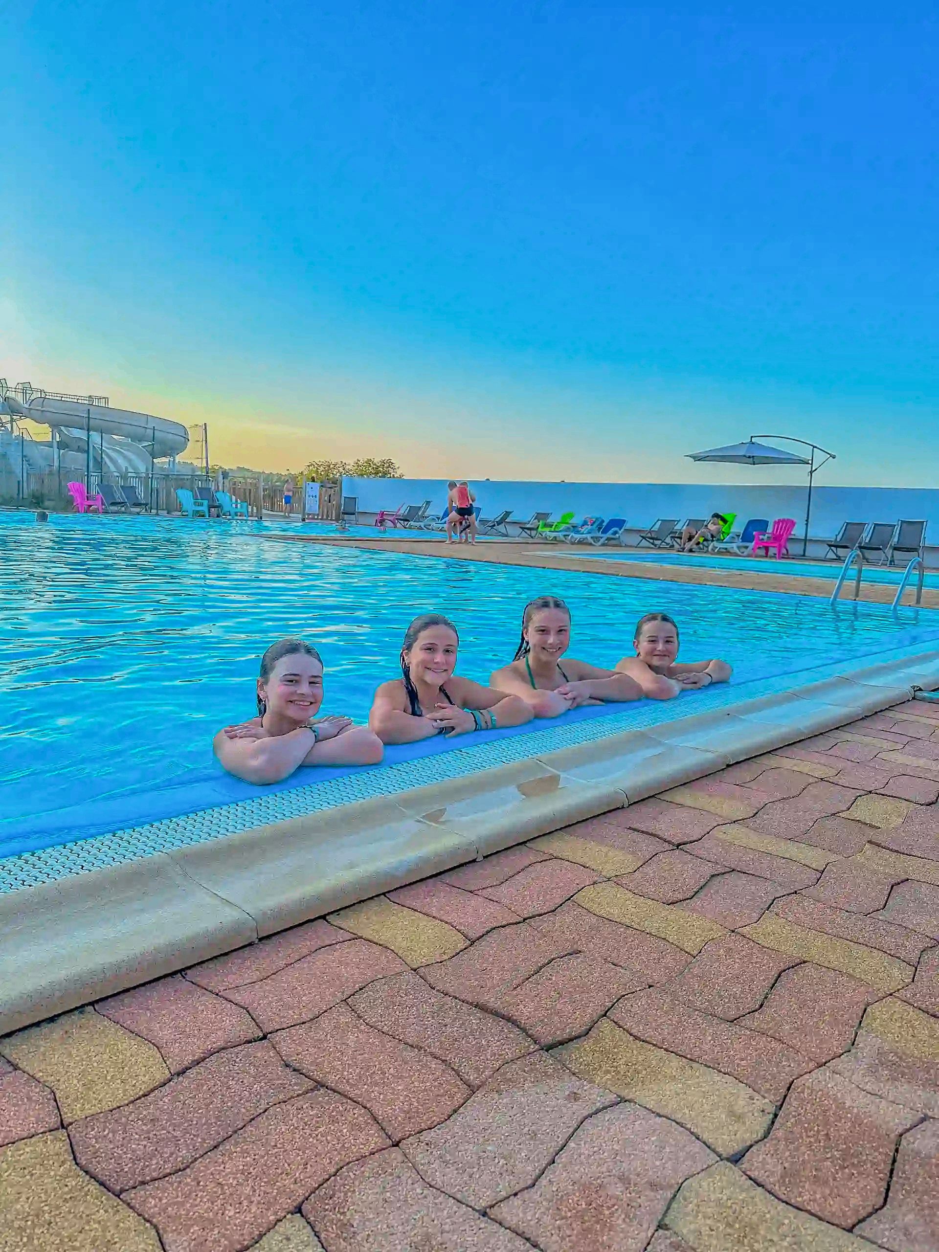 au bord de la piscine camping maillac